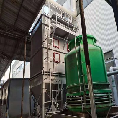 Coletor de poeira de sacos de 800 kg no topo de um grande silo em uma fábrica de cimento